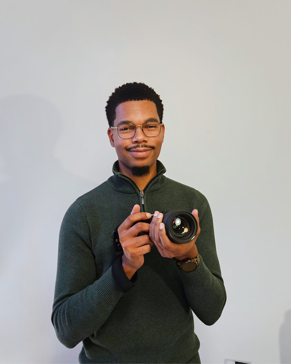 Gabriel, oprichter, met camera