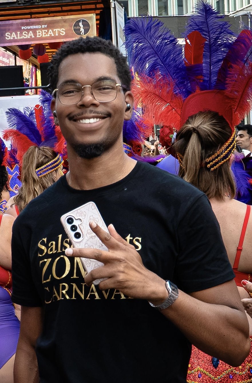 Gabriel lachend met telefoon tijdens het Zomercarnaval in Rotterdam
