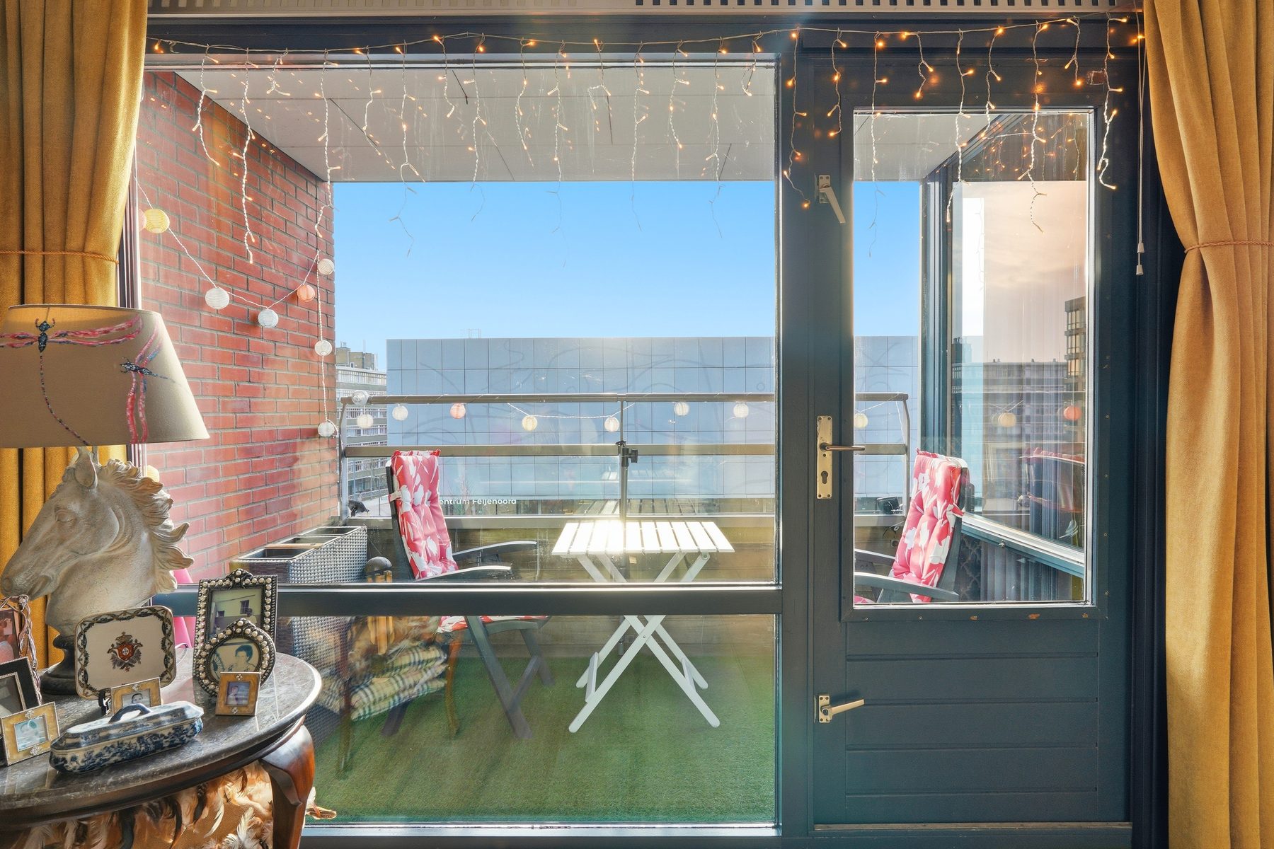 Balkon met stadsgezicht